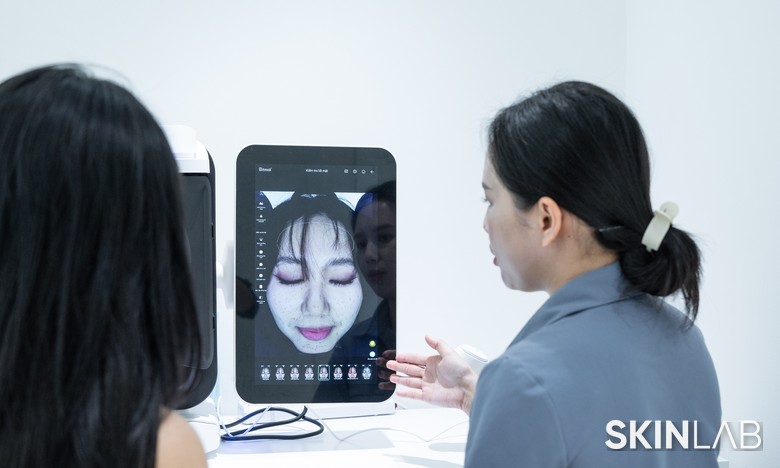 Skin analysis with a skin scanner at SkinLab Skin analysis with a skin scanner at SkinLab
